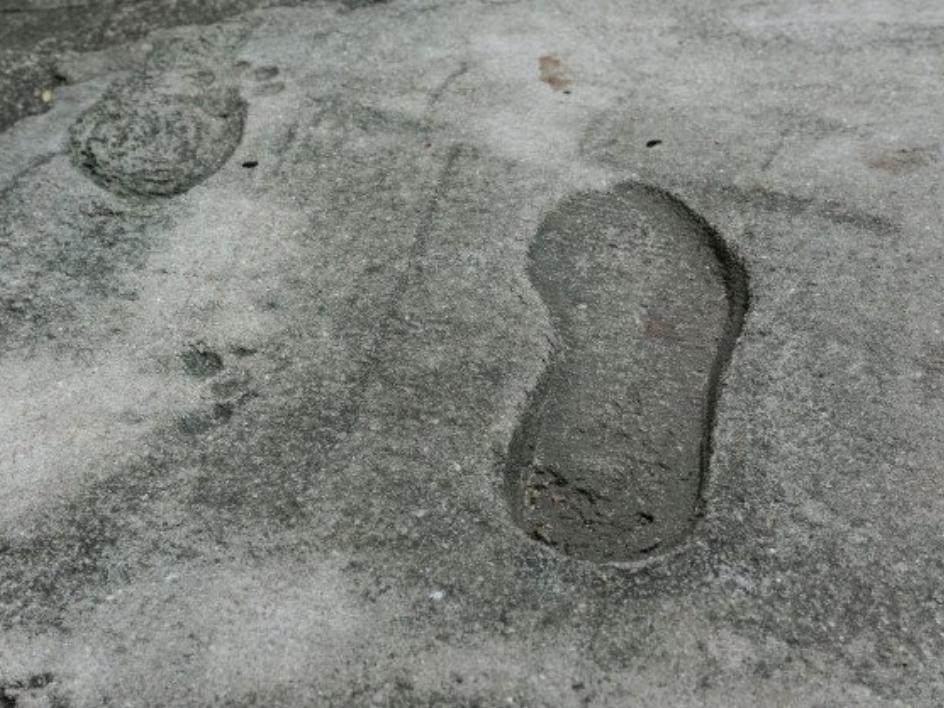 Следы на потерпевшем. Отпечаток на бетоне. Следы обуви. Следы на цементе. Следы на бетоне.